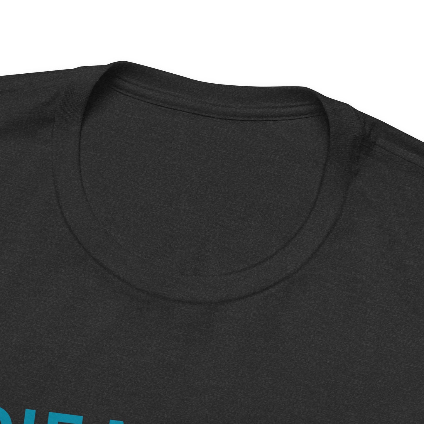 Nadie Me Ayuda, Shirt