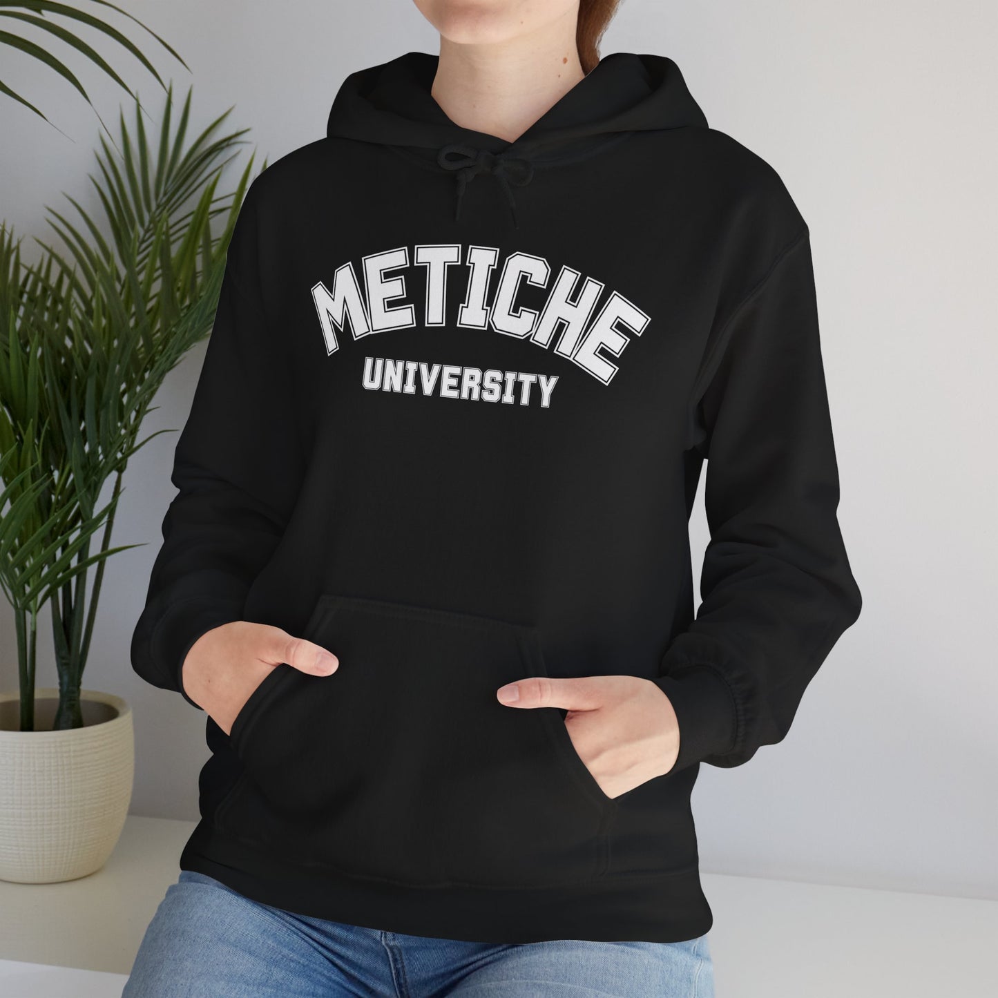 Metiche University, Hoodie