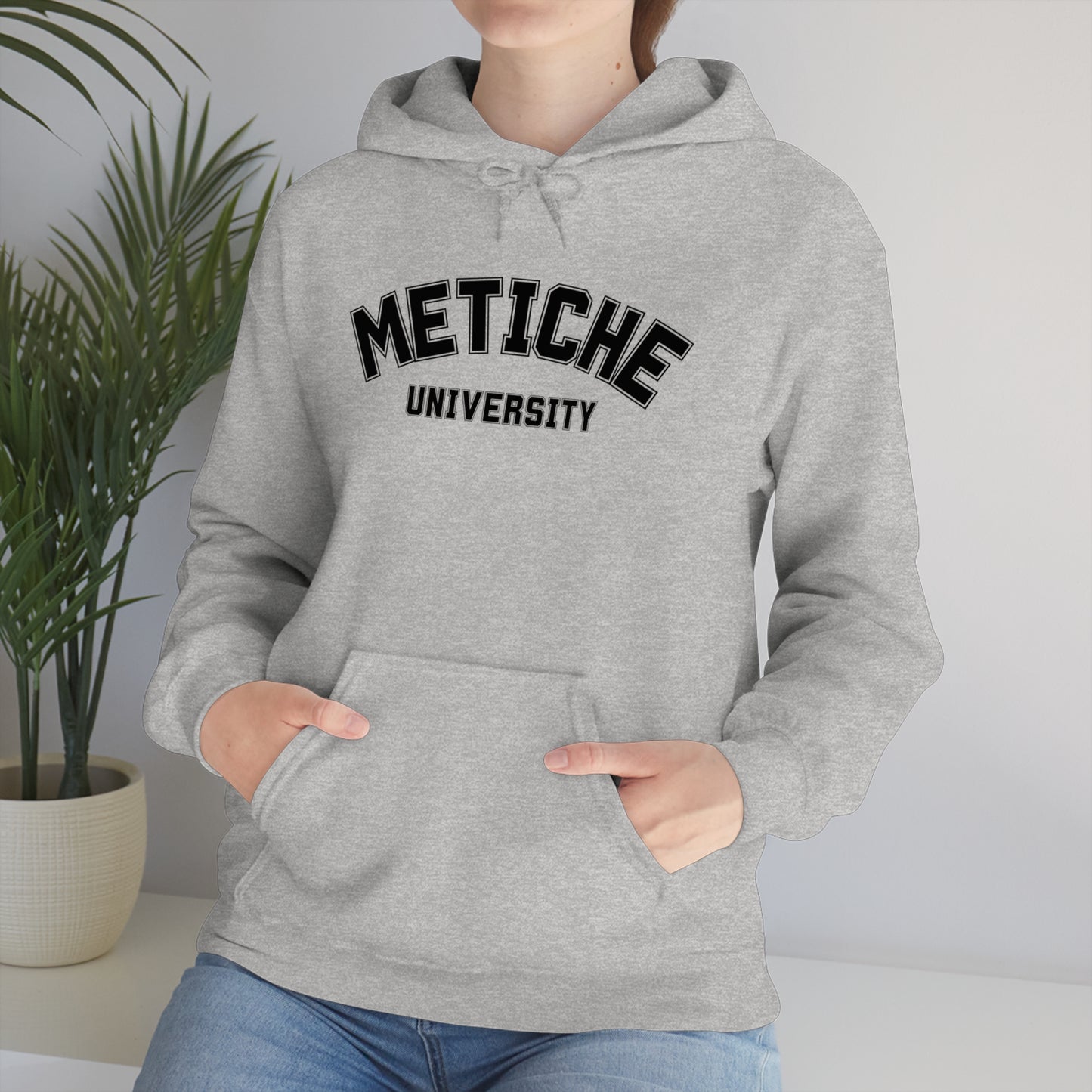 Metiche University, Hoodie